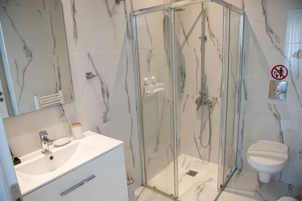 Apartment Bright 2br In Palaio Faliro- Athens